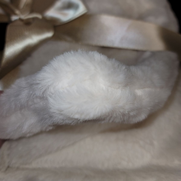 SOLD!! Rachel Rachel Roy Double Sided Faux Fur Throw Blanket with Gift Box - Picture 5 of 7